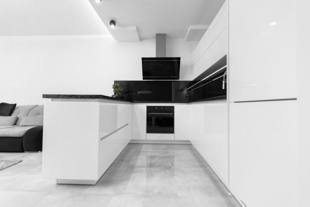 Fotografia wnętrz kuchnia na wymiar prosta biało czarna