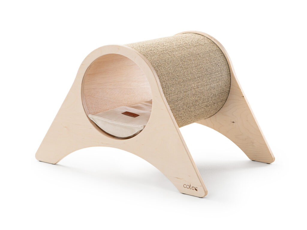 Drapak tunel dla kota z jasnego drewna i sisalu – wnętrze kremowe, packshot