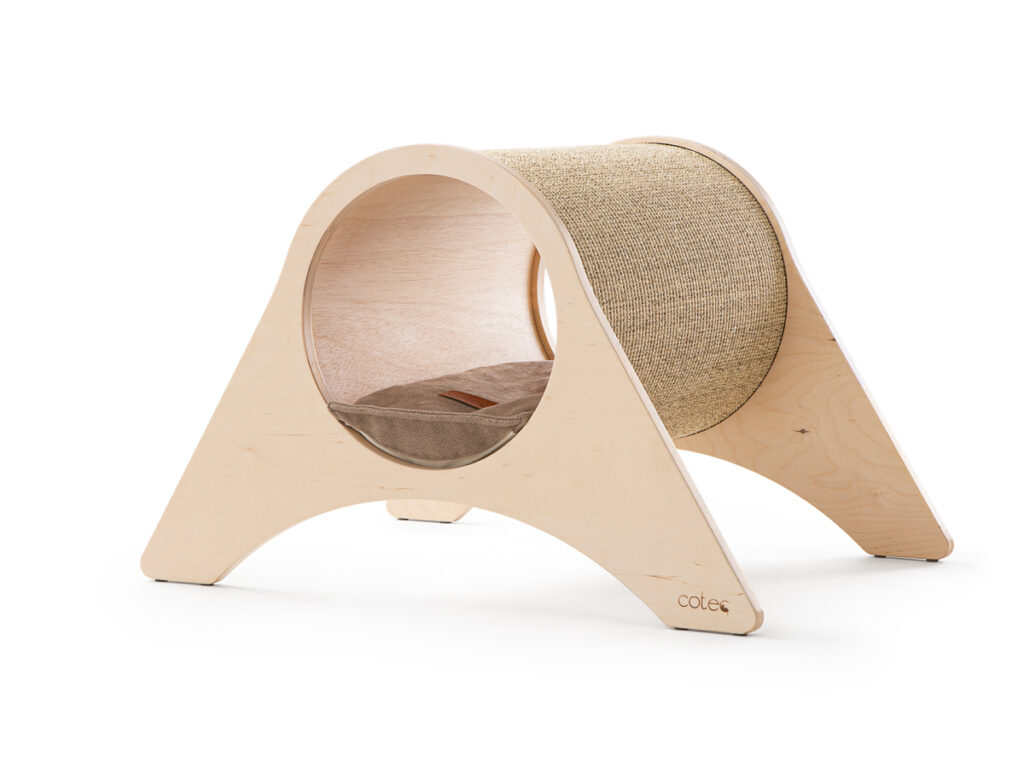 Drapak tunel dla kota z jasnego drewna – ujęcie z przodu, wnętrze bez wkładki, packshot