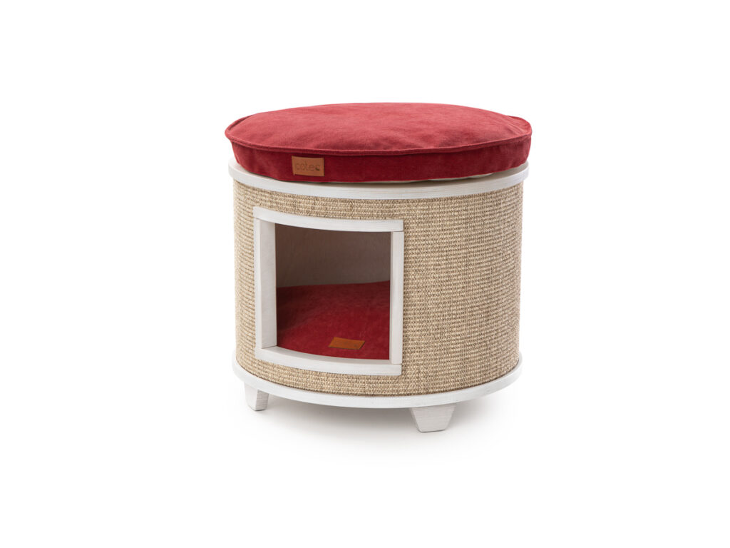 Okrągła budka/legowisko dla kota z sisalu – poduszka czerwona, packshot na białym tle