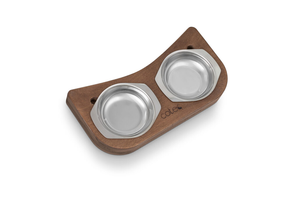 Podwójna miska dla kota w drewnianej podstawie – dwie stalowe miski, packshot