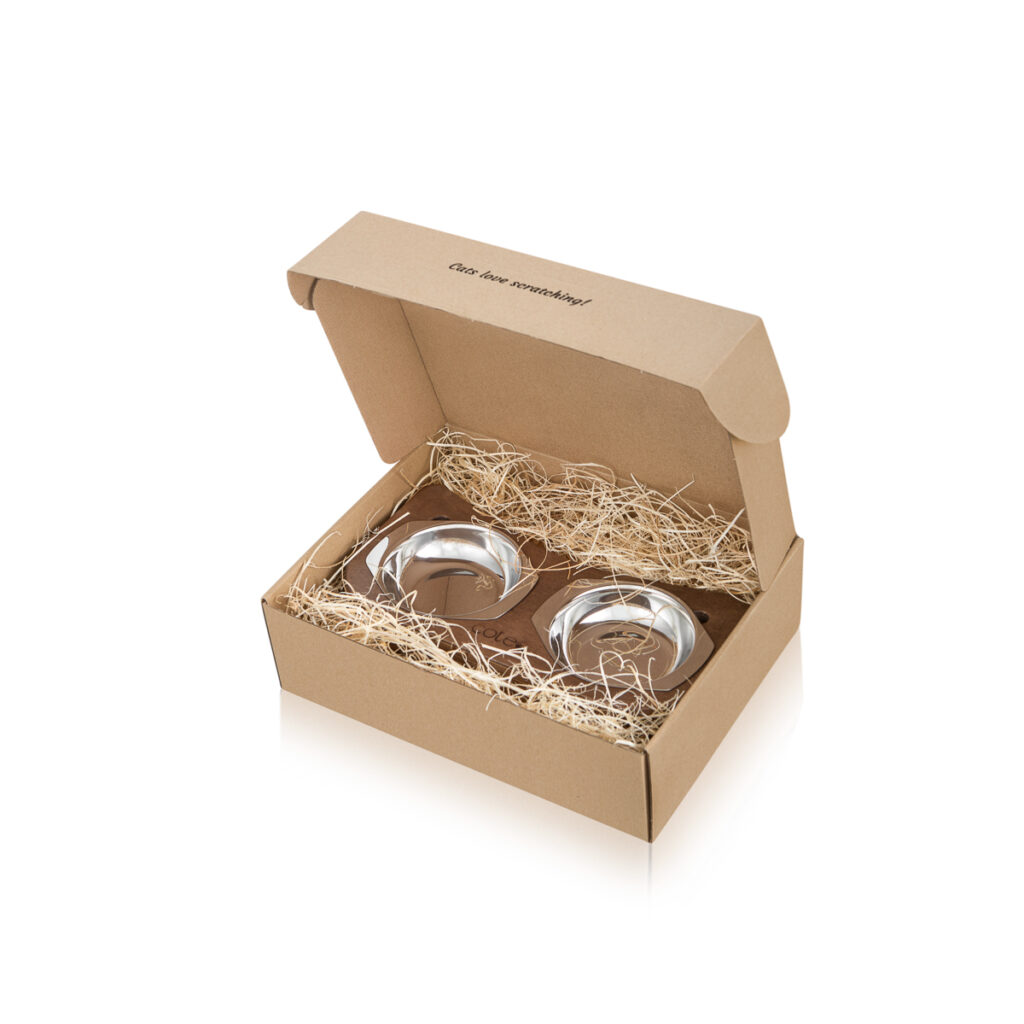 Otwarte pudełko Cotee z wypełnieniem – widoczne akcesoria w środku, packshot