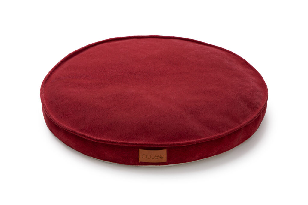 Okrągłe legowisko dla kota czerwone – ujęcie z boku, pokazana wysokość, packshot