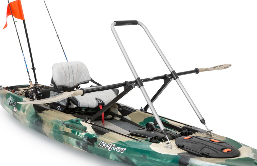 Packshot kajaka wędkarskiego sit-on-top z osprzętem – ujęcie całego produktu na białym tle (fotografia produktowa)