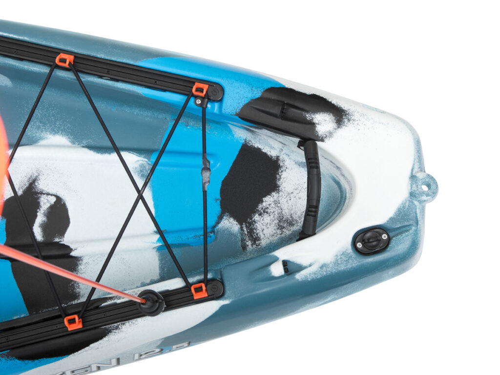 Zdjęcie produktowe kajaka – zbliżenie dziobu i pokładu z linkami bungee, ujęcie detalowe do e-commerce