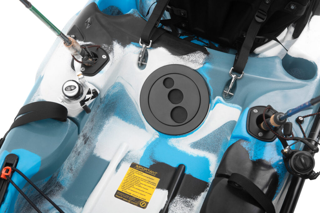 Fotografia e-commerce kajaka wędkarskiego – zbliżenie kokpitu i pokładu, widoczne uchwyty i akcesoria