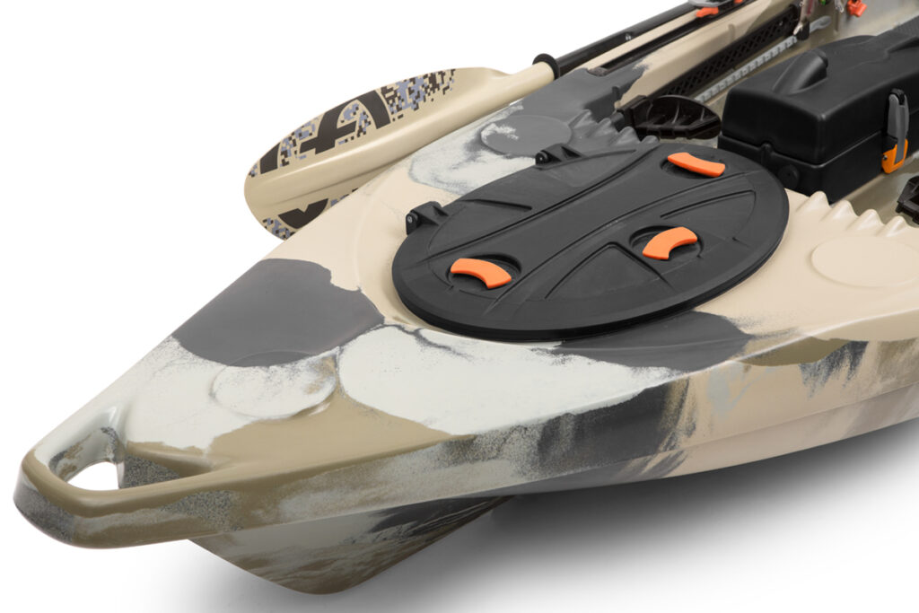 Zdjęcie produktowe kajaka – zbliżenie pokładu i luku z mocowaniami, fotografia packshotowa detalu