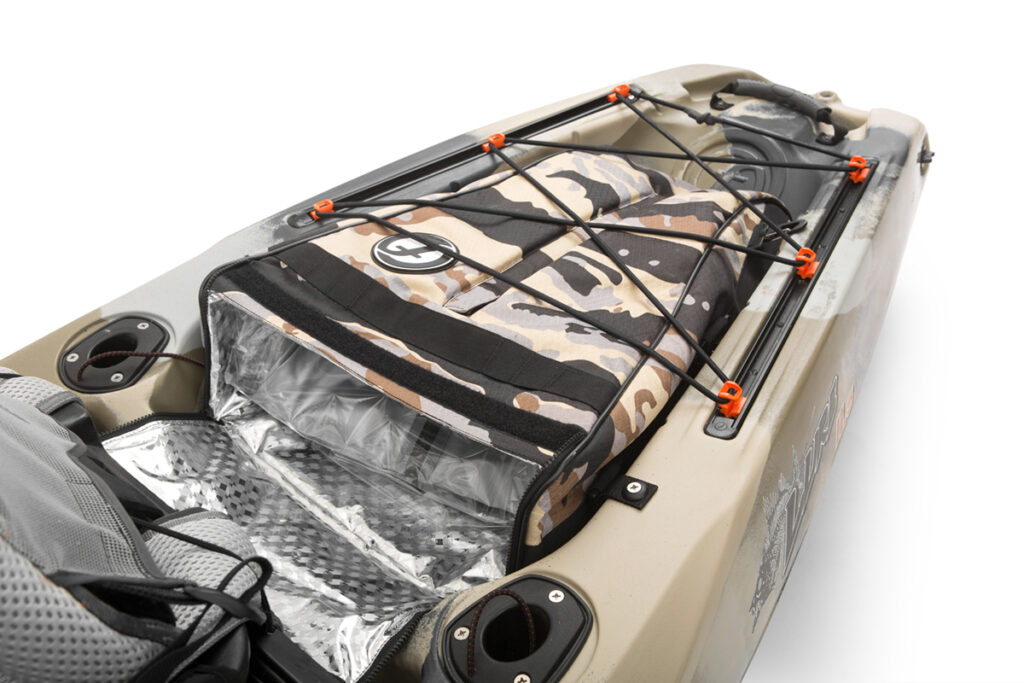 Fotografia e-commerce kajaka – tylny pokład z siatką/bungee i przestrzenią bagażową, ujęcie z góry