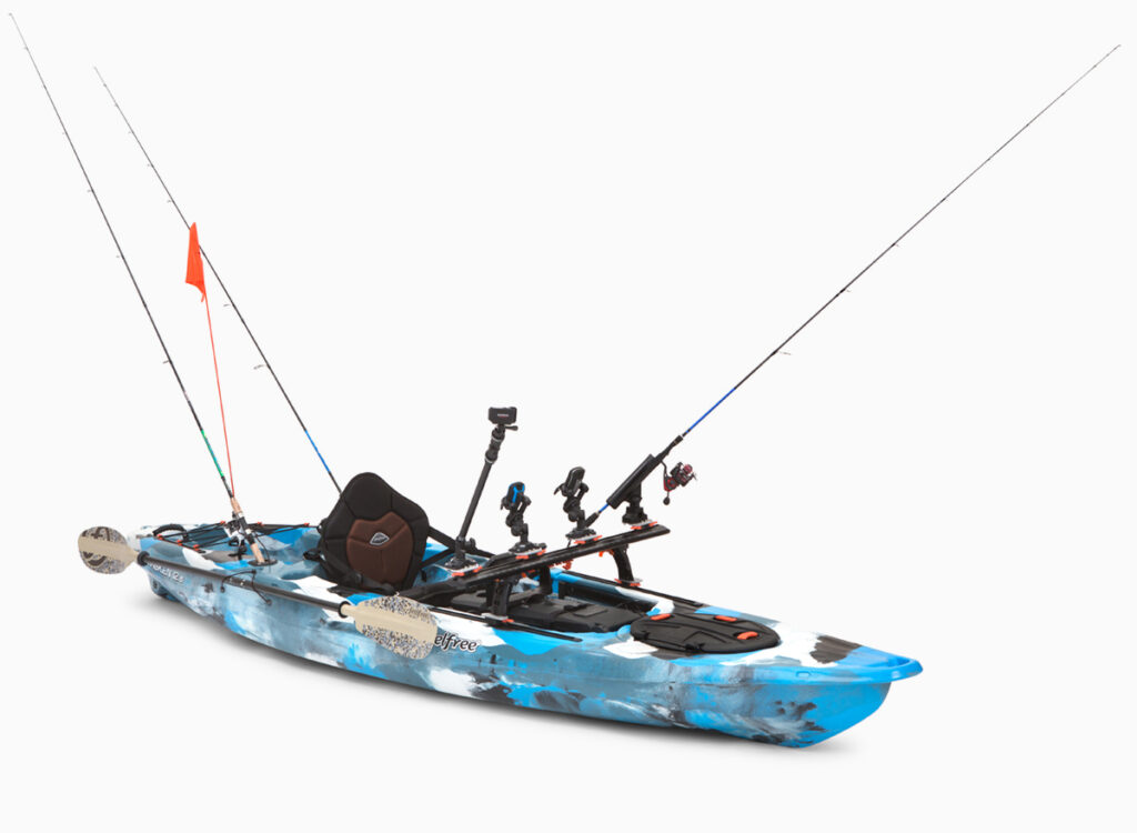 Packshot kajaka wędkarskiego – ujęcie całego produktu z wędkami na białym tle (studio fotografii produktowej)