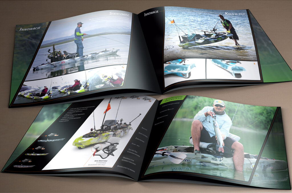 Wizualizacja materiałów sprzedażowych – otwarty katalog z packshotami kajaków i zdjęciami lifestyle, fotografia katalogowa