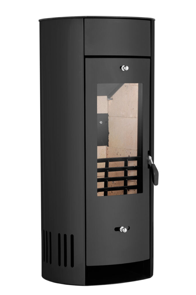 Zdjęcie produktowe pieca kominkowego – ujęcie 3/4, czarna obudowa i przeszklone drzwiczki