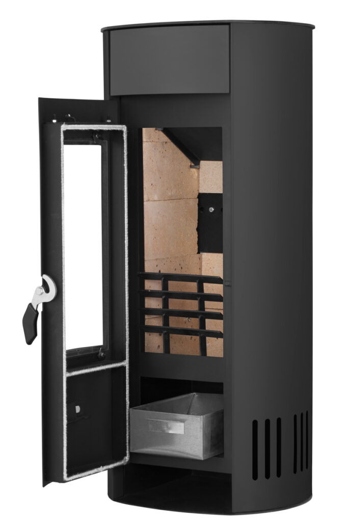 Fotografia katalogowa pieca kominkowego – ujęcie 3/4 z otwartymi drzwiczkami, pokaz komory paleniska