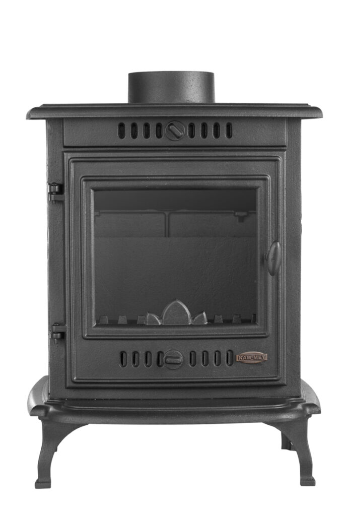 Packshot żeliwnego pieca kominkowego – widok z przodu, duża szyba i dolna kratka