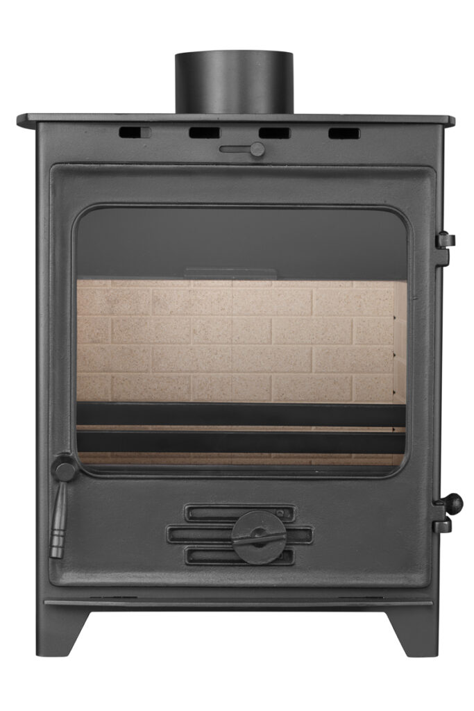 Packshot żeliwnego pieca kominkowego – front z szeroką szybą, widoczny wylot spalin u góry