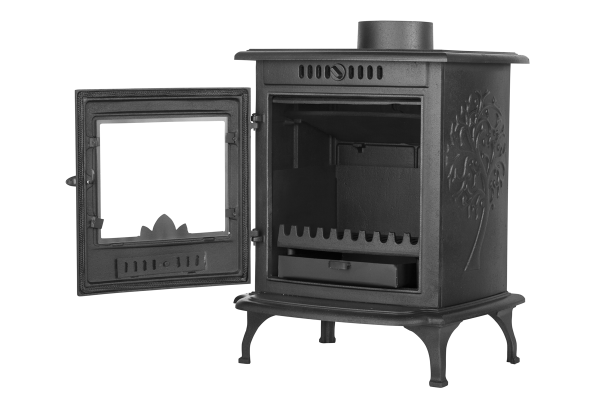 Zdjęcie produktowe żeliwnego pieca kominkowego – ujęcie z otwartymi drzwiczkami, widoczne palenisko i ruszt