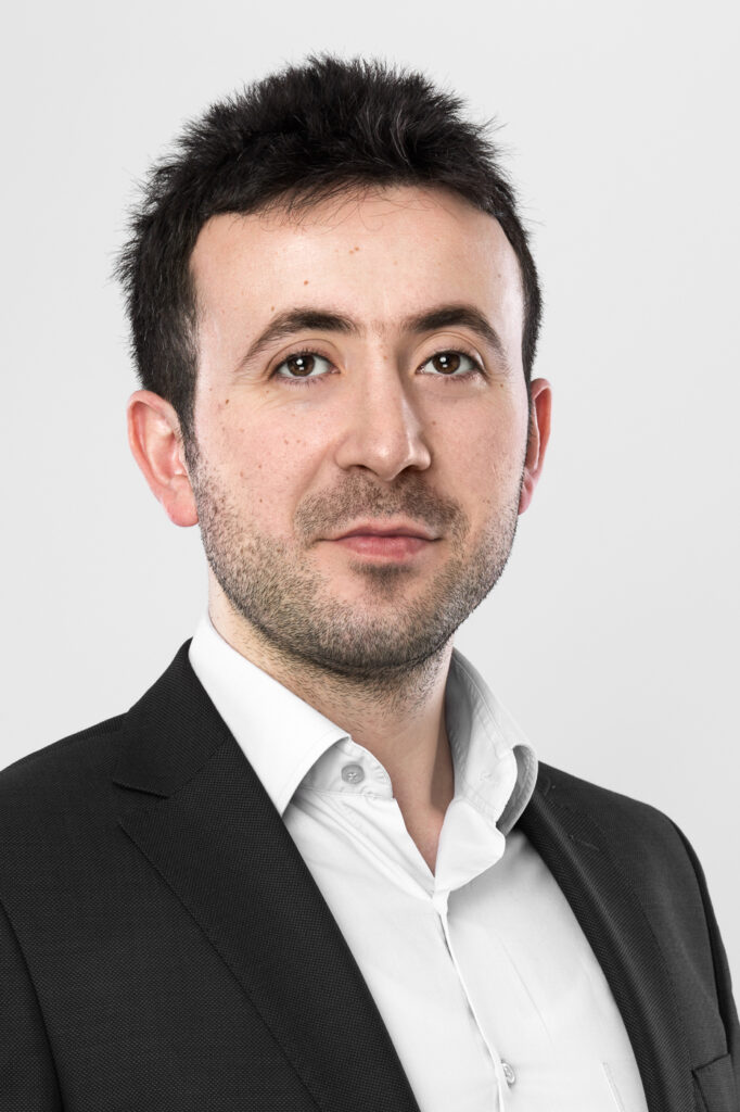 Portret biznesowy mężczyzny w garniturze – fotografia wizerunkowa do materiałów firmowych