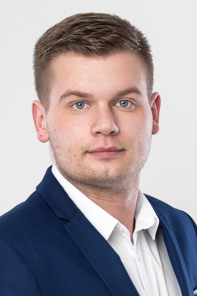 Portret biznesowy mężczyzny w garniturze – zdjęcie wizerunkowe na stronę firmy