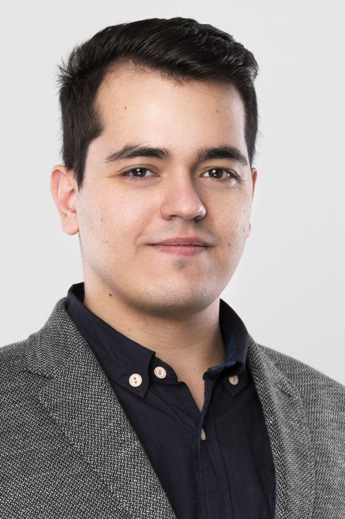 Portret biznesowy mężczyzny w marynarce – zdjęcie wizerunkowe dla firmy