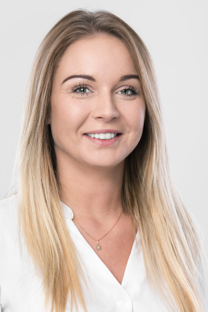 Portret biznesowy kobiety na jasnym tle – fotografia wizerunkowa