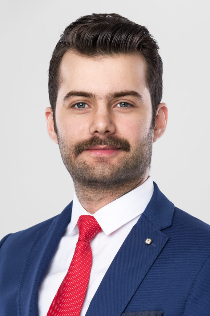 Portret biznesowy mężczyzny w garniturze z czerwonym krawatem – fotografia wizerunkowa B2B