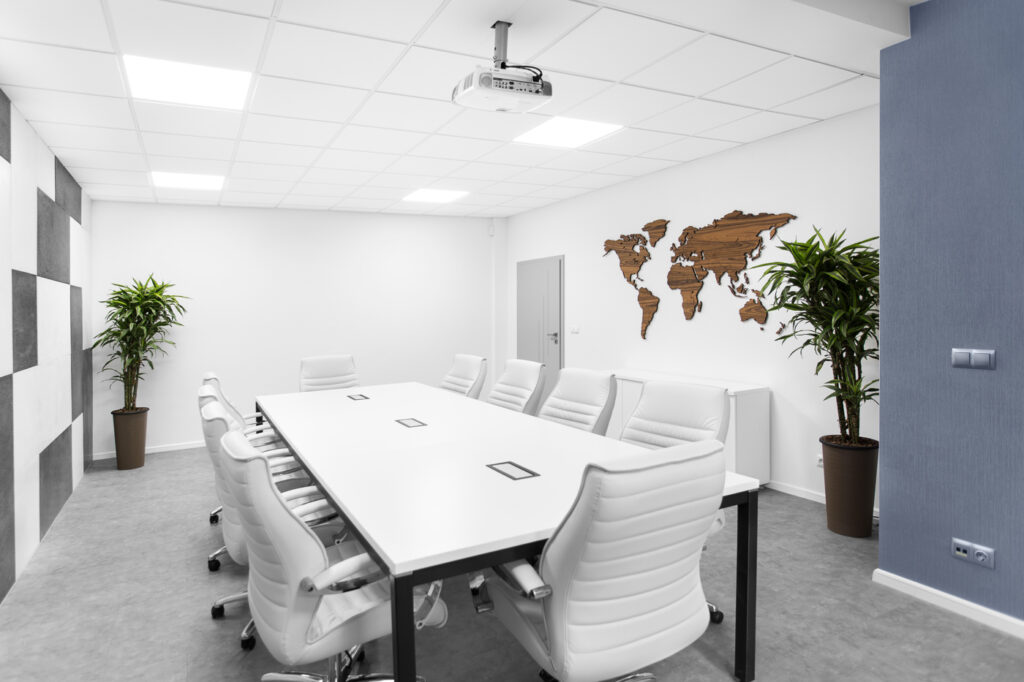 Fotografia wnętrz – sala konferencyjna z mapą na ścianie, zdjęcia do prezentacji firmy
