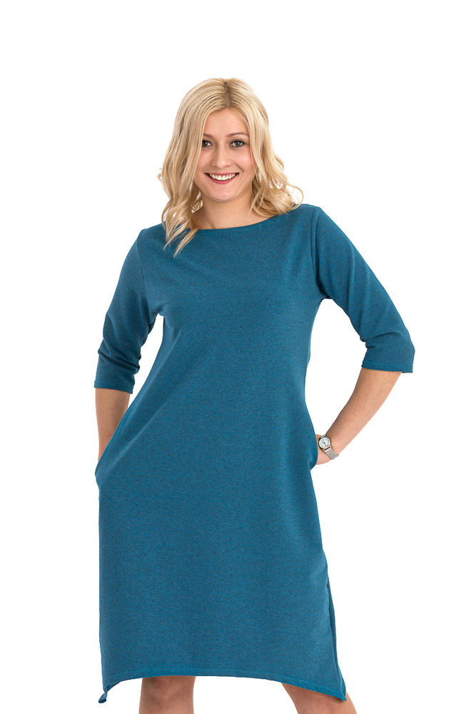 Zdjęcia produktowe ubrań – niebieska sukienka z rękawem 3/4 na modelce, fotografia e-commerce