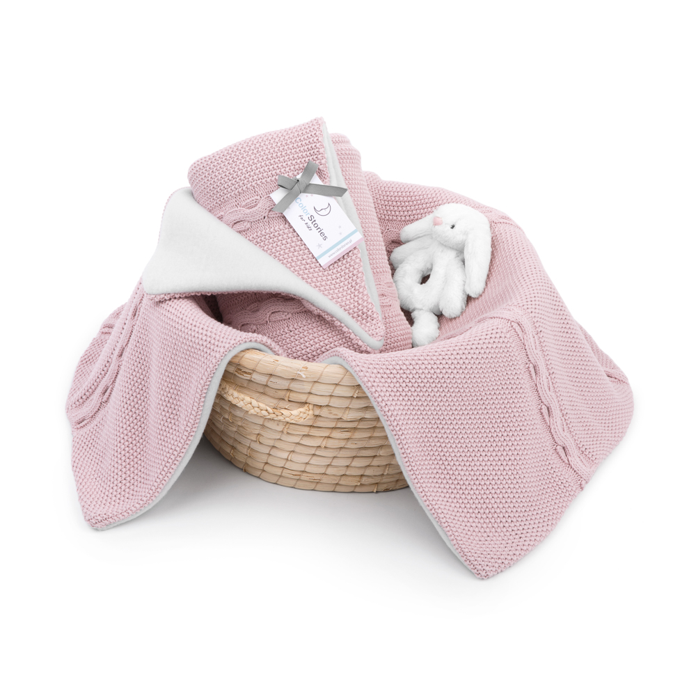 Fotografia produktowa akcesoriów dziecięcych – otulacz w koszu, ujęcie lifestyle na białym tle