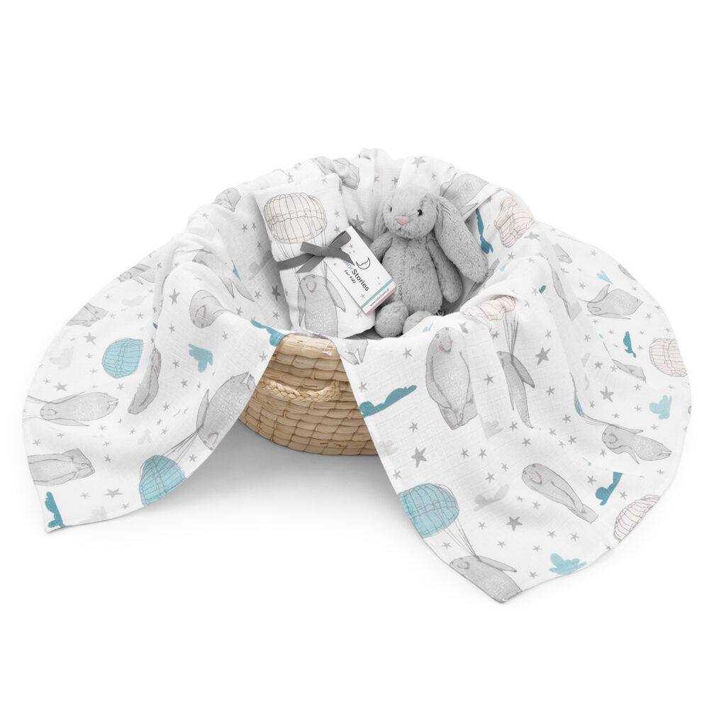 Packshot tekstyliów niemowlęcych w koszu – zdjęcia produktowe dla marki dziecięcej