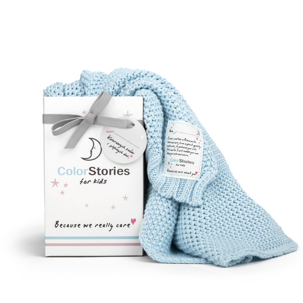 Zdjęcia produktowe kocyka niemowlęcego w kolorze niebieskim – packshot na białym tle, ujęcie sprzedażowe