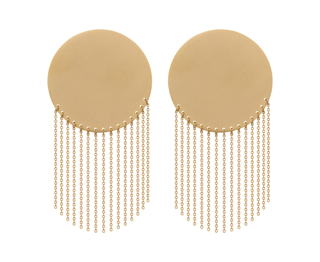 Złote kolczyki z okrągłą blaszką i łańcuszkami – packshot biżuterii na białym tle