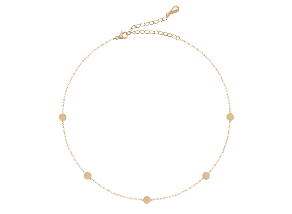 Delikatna złota bransoletka z drobnymi zawieszkami – fotografia biżuterii na białym tle