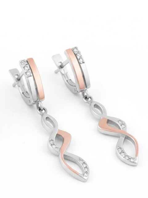 Długie kolczyki srebrno-różowe z cyrkoniami – packshot biżuterii na białym tle