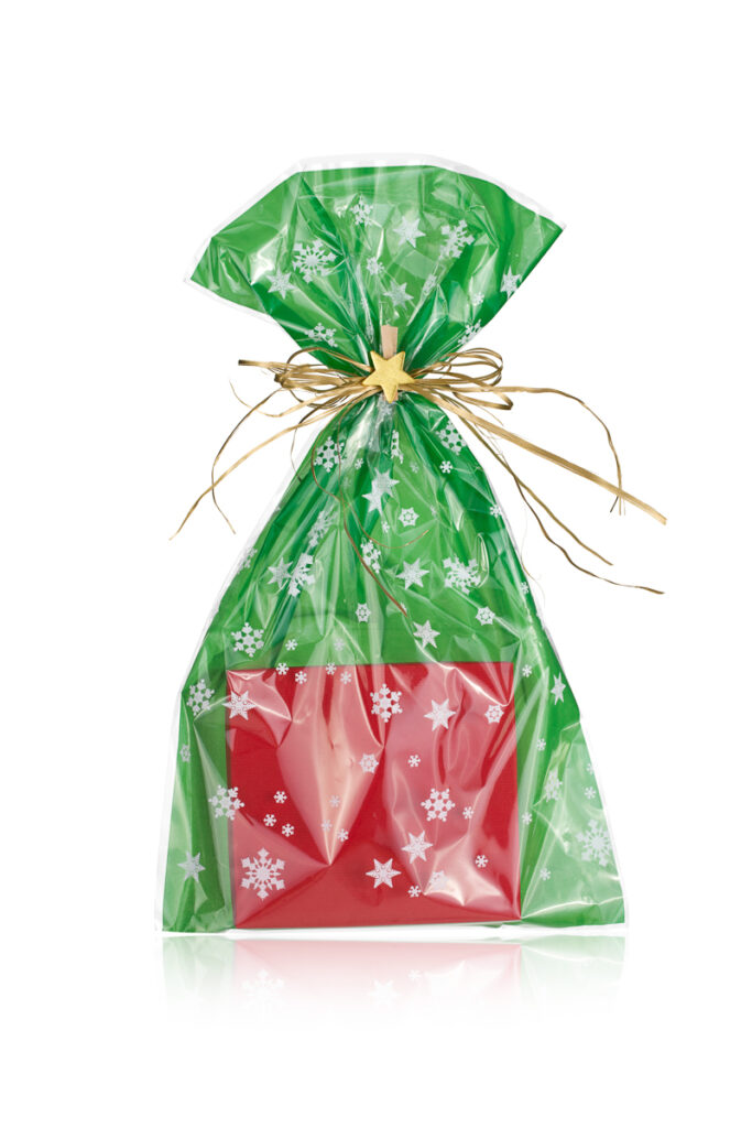 Zielony woreczek foliowy z nadrukiem – świąteczne opakowanie na prezentna białym tle, fotografia produktowa