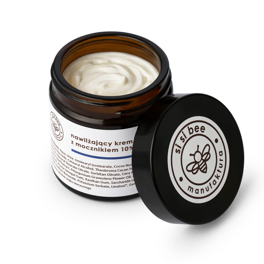 Nawilżający krem z mocznikiem w słoiczku z otwartą pokrywką – packshot kosmetyku na białym tle