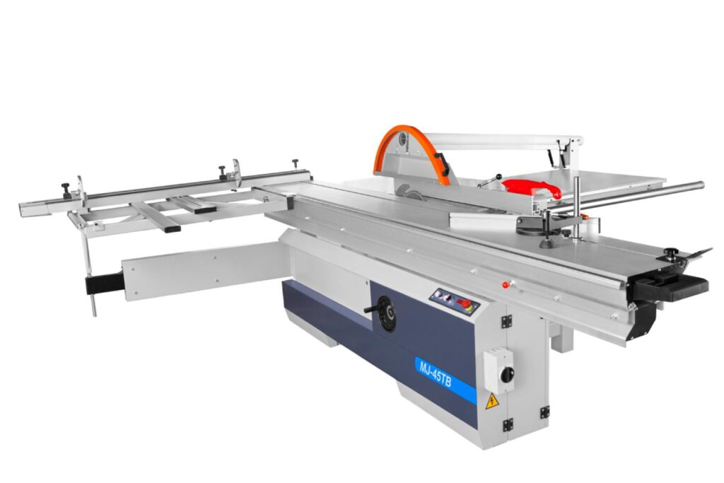 Piła formatowa do drewna z wózkiem – packshot maszyny stolarskiej na białym tle, fotografia produktowa do katalogu B2B