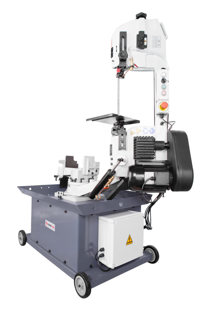 Piła taśmowa do metalu na wózku – packshot maszyny przemysłowej na białym tle, fotografia produktowa B2B