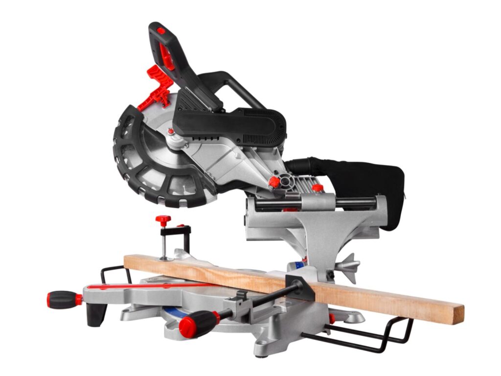 Ukośnica z wysuwem podczas cięcia deski – zdjęcie produktowe do e-commerce i katalogu (packshot)