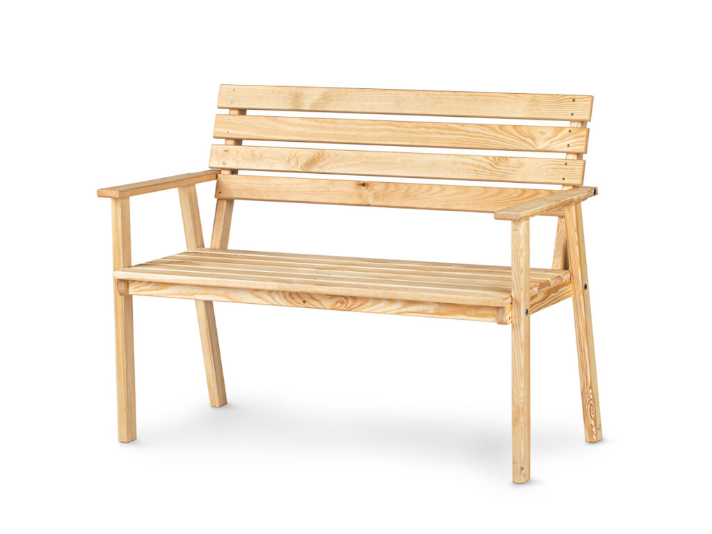 Zdjęcie produktowe drewnianej ławki ogrodowej z oparciem – packshot na białym tle
