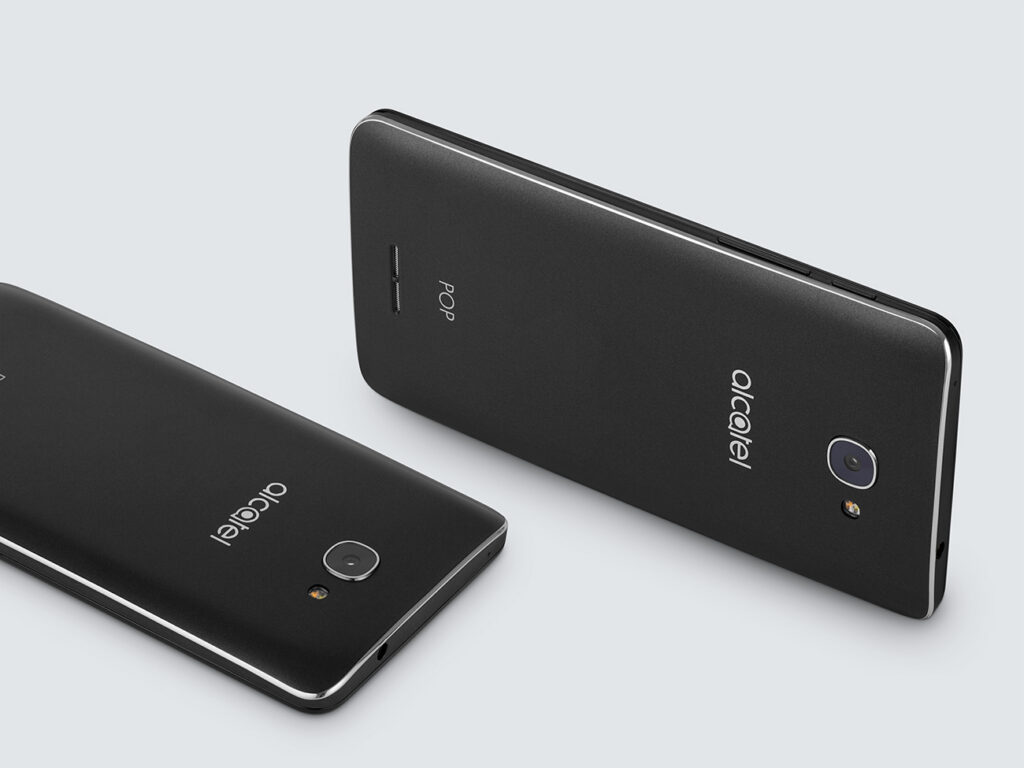 Packshot telefonu Alcatel – tył smartfona w kolorze złotym, zdjęcie produktowe na jasnym tle