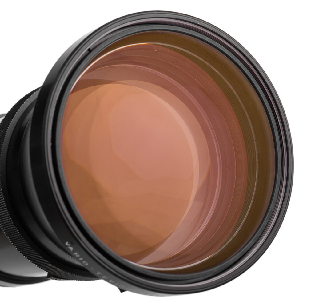 Zdjęcie obiektywu na białym tle – zbliżenie przedniej soczewki, spójna seria packshotów