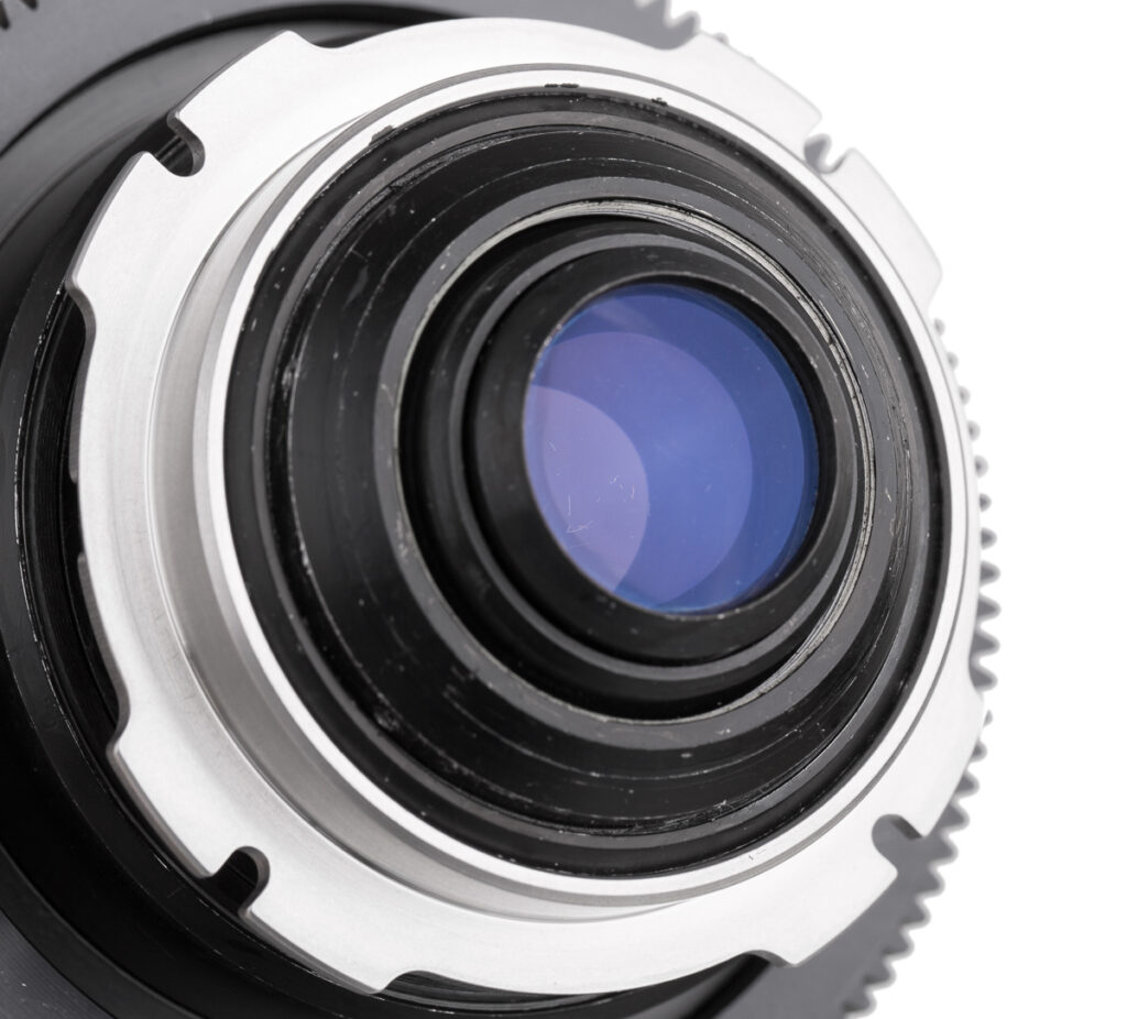 Zdjęcia produktowe obiektywu – ujęcie pod kątem, widoczna soczewka i pierścienie