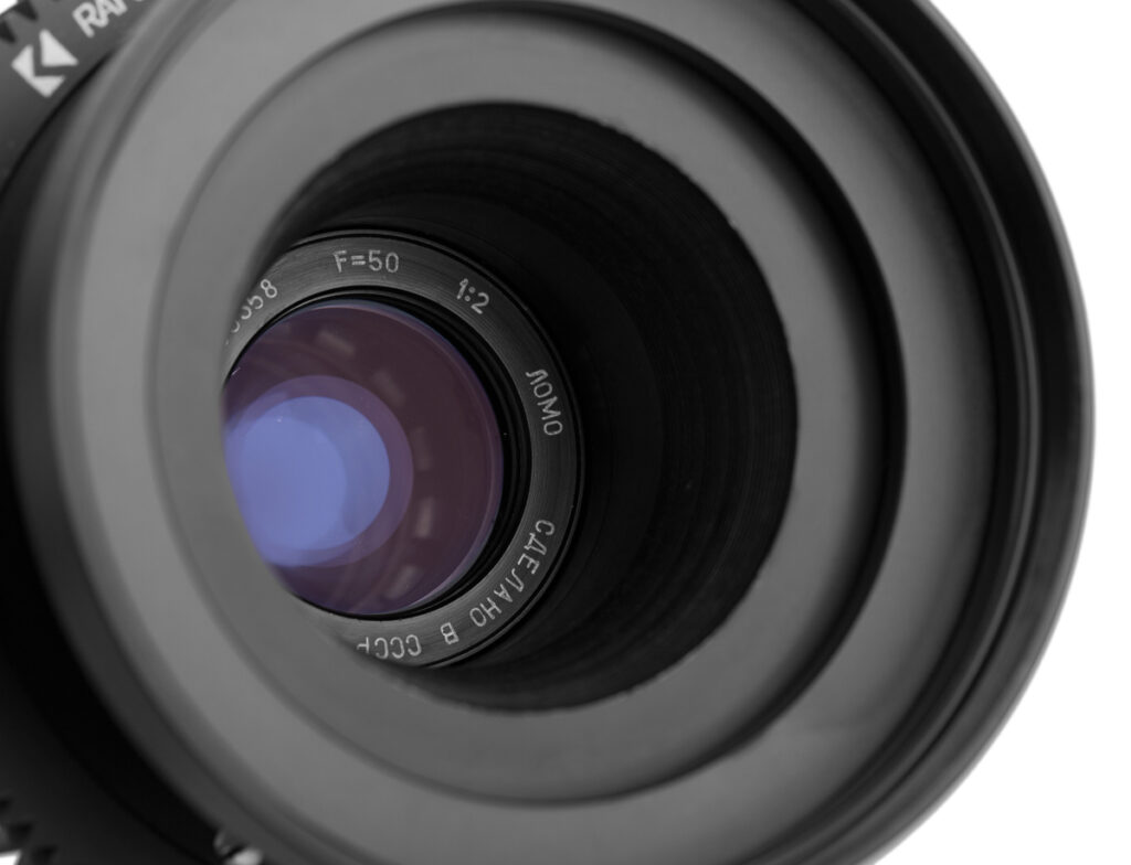 Fotografia reklamowa sprzętu fotograficznego – front obiektywu, czyste tło i detale