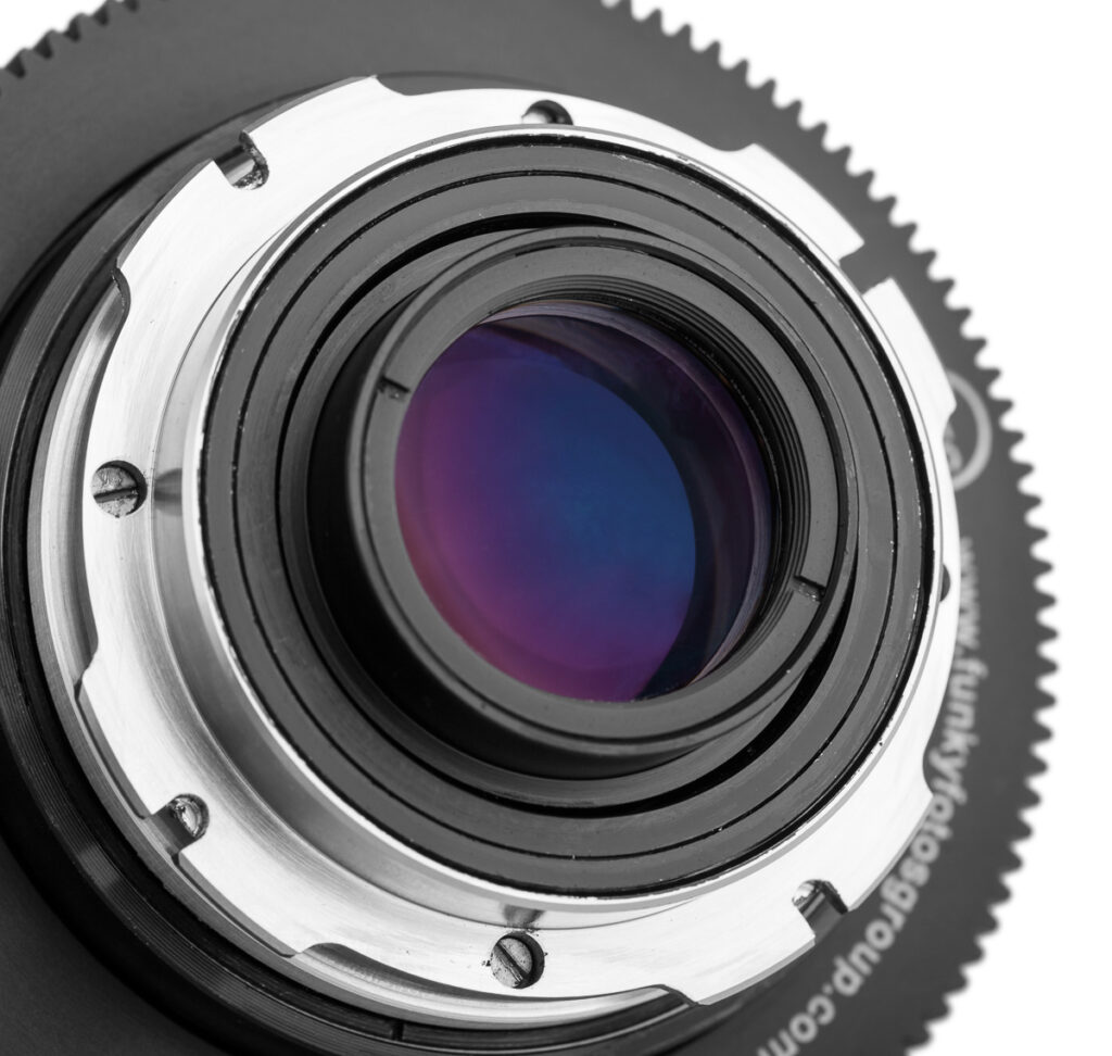 Packshot mocowania obiektywu – ujęcie od tyłu, bagnet i tylna soczewka na białym tle