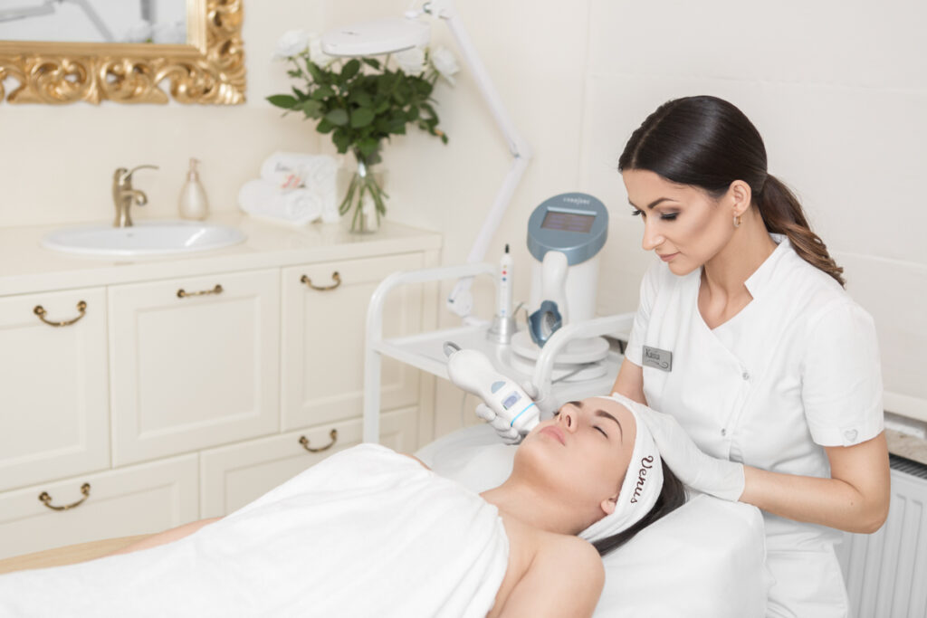 Kosmetolog podczas zabiegu na twarz – reportaż w salonie kosmetycznym
