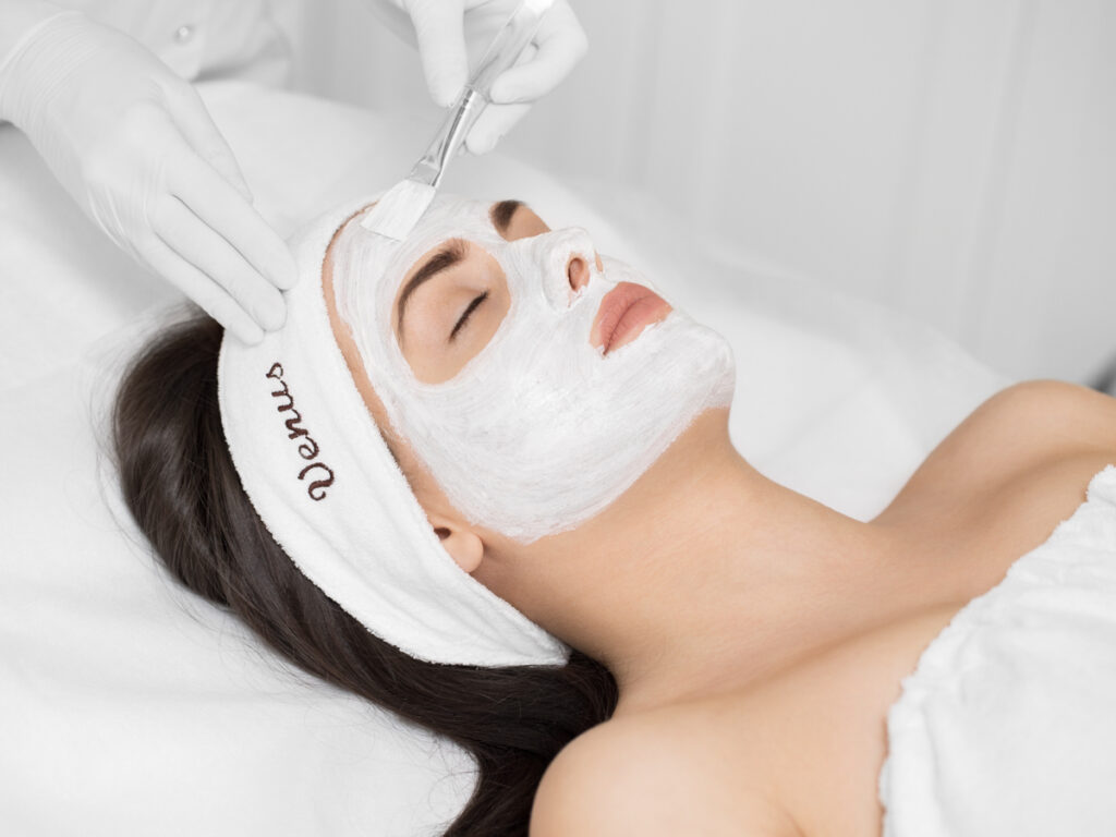 Zabieg na twarz z maską – zdjęcia reklamowe usług kosmetycznych