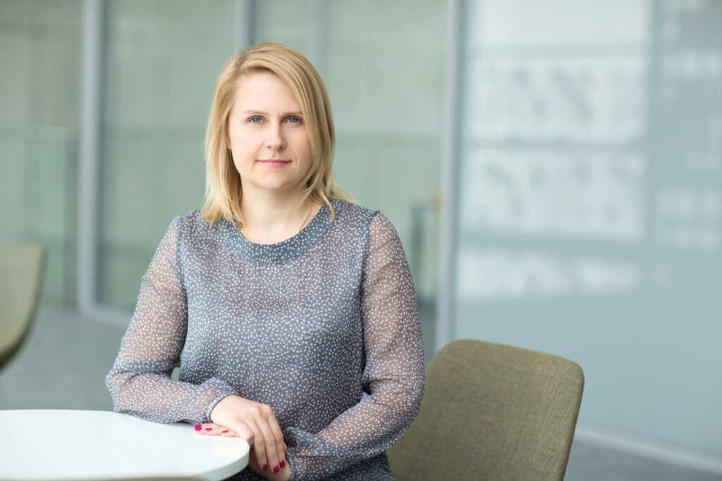 Sesja zdjęciowa naukowców Politechniki Białostockiej – naturalne ujęcie w przestrzeni biurowej uczelni