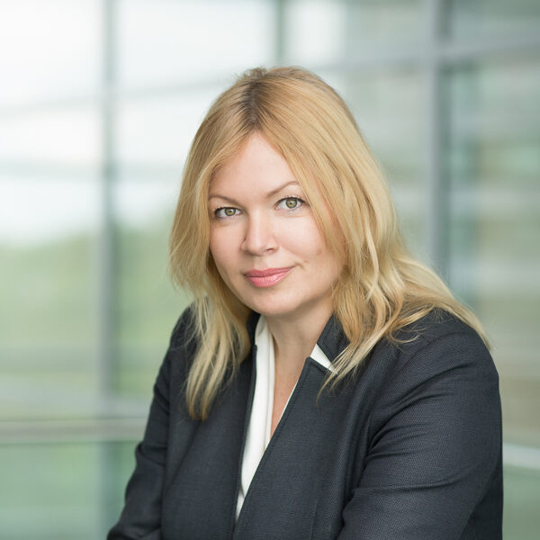 Kobieta – pracownik naukowy Politechniki Białostockiej podczas sesji portretowej na terenie kampusu