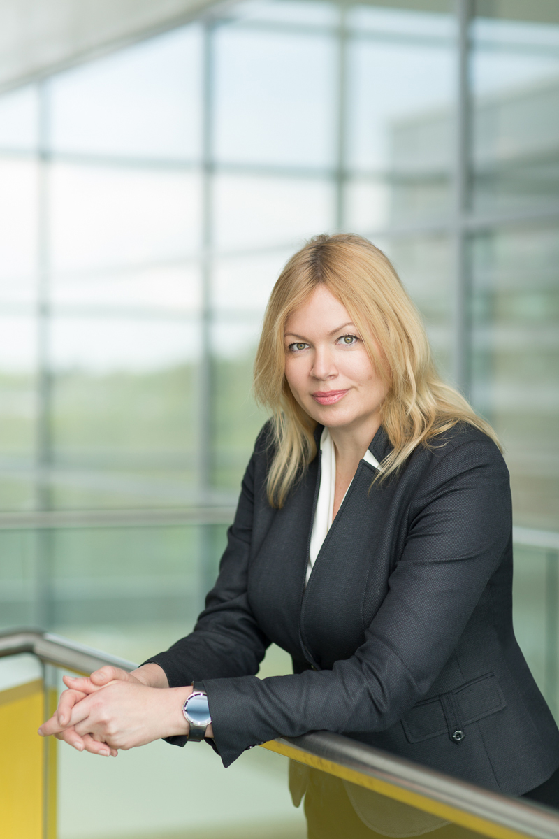 Kobieta – pracownik naukowy Politechniki Białostockiej podczas sesji portretowej na terenie kampusu