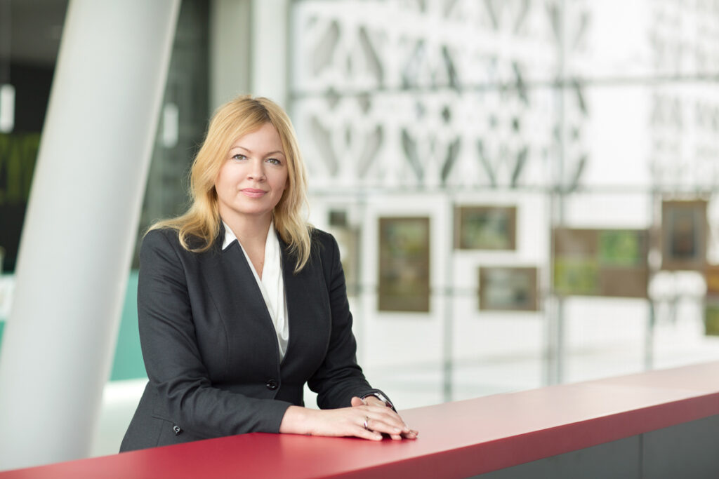 Kobieta – pracownik naukowy Politechniki Białostockiej podczas sesji portretowej na terenie kampusu