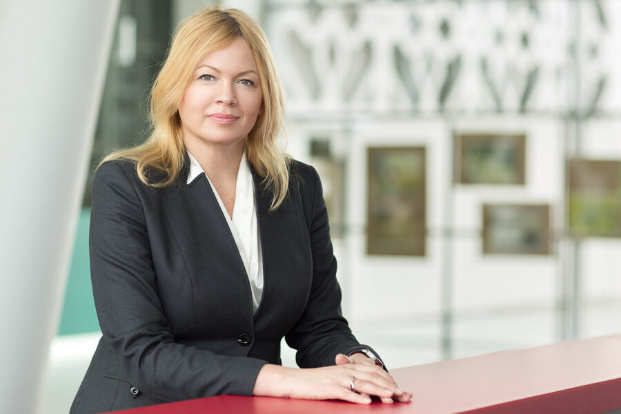 Kobieta – pracownik naukowy Politechniki Białostockiej podczas sesji portretowej na terenie kampusu